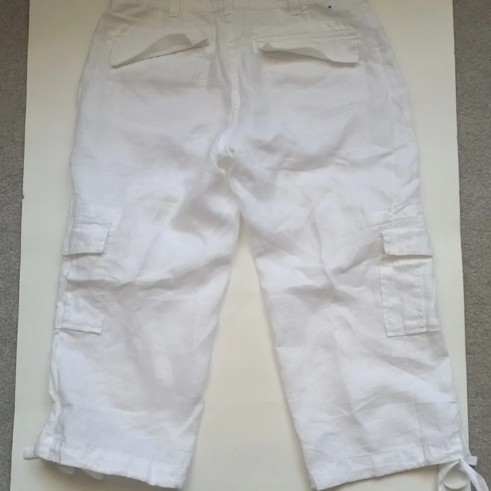 BANANA REPUBLIC LINEN WHITE CAPRI PANTS